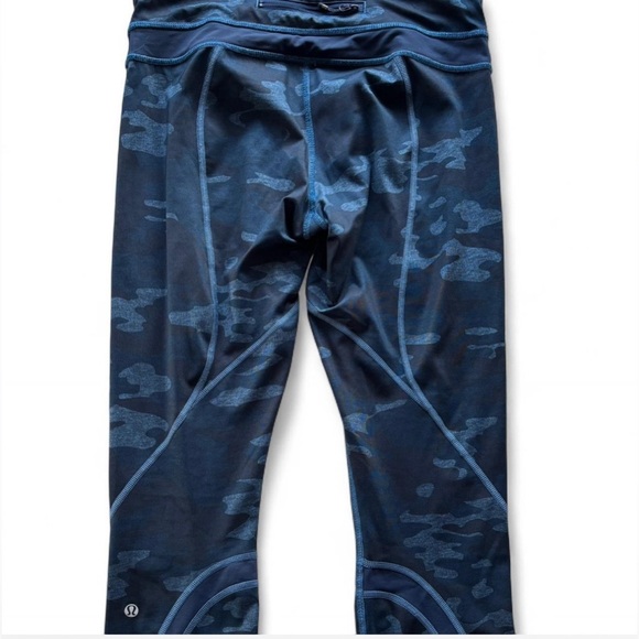 Lululemon Run Inspire Crop II Leggings Size 8 Blue Camo Luxtreme Capri - Picture 1 of 6